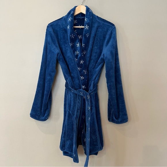 Martha Stewart Fleece Robe OSFM Reversible‎ Blue Snowflake Metallic Silver - Picture 1 of 10